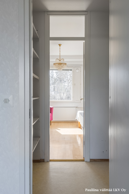 Makuuhuoneiden välissä on vaatehuone.