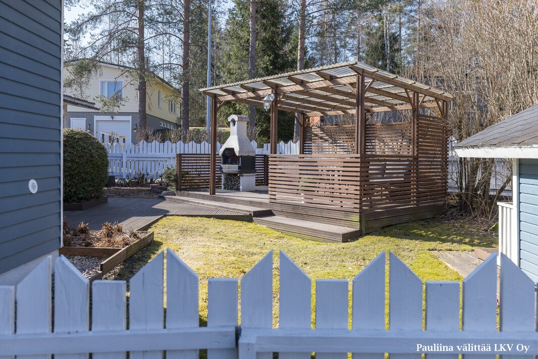 Etupihalla on viihtyisä terassialue, joka on osin katettu.