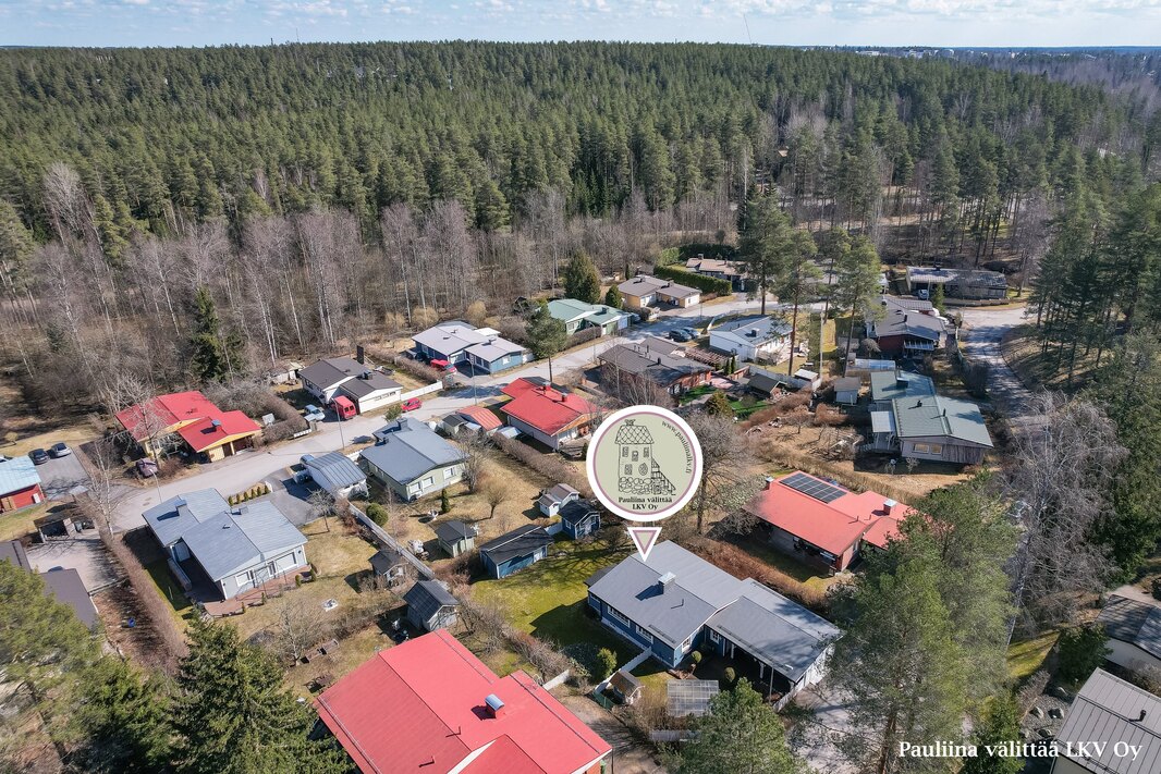 Hyvinkään keskustan palvelut ja juna-asema n. 2,2 km.