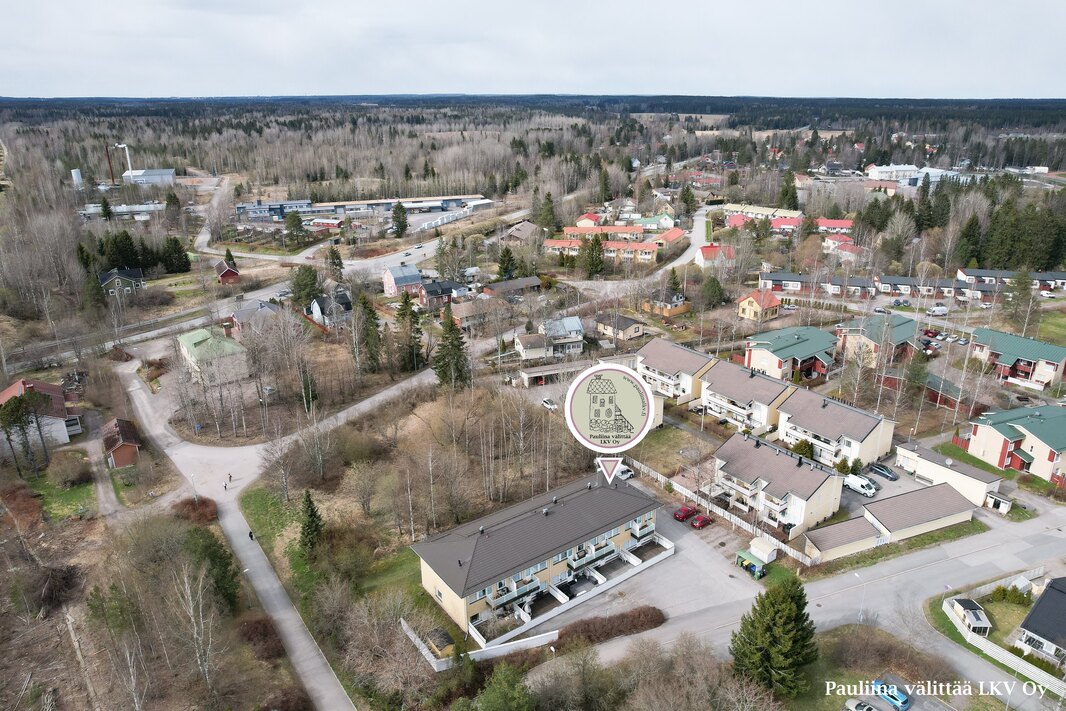 Juna- asema (HSL) kävellen n. 150 m.