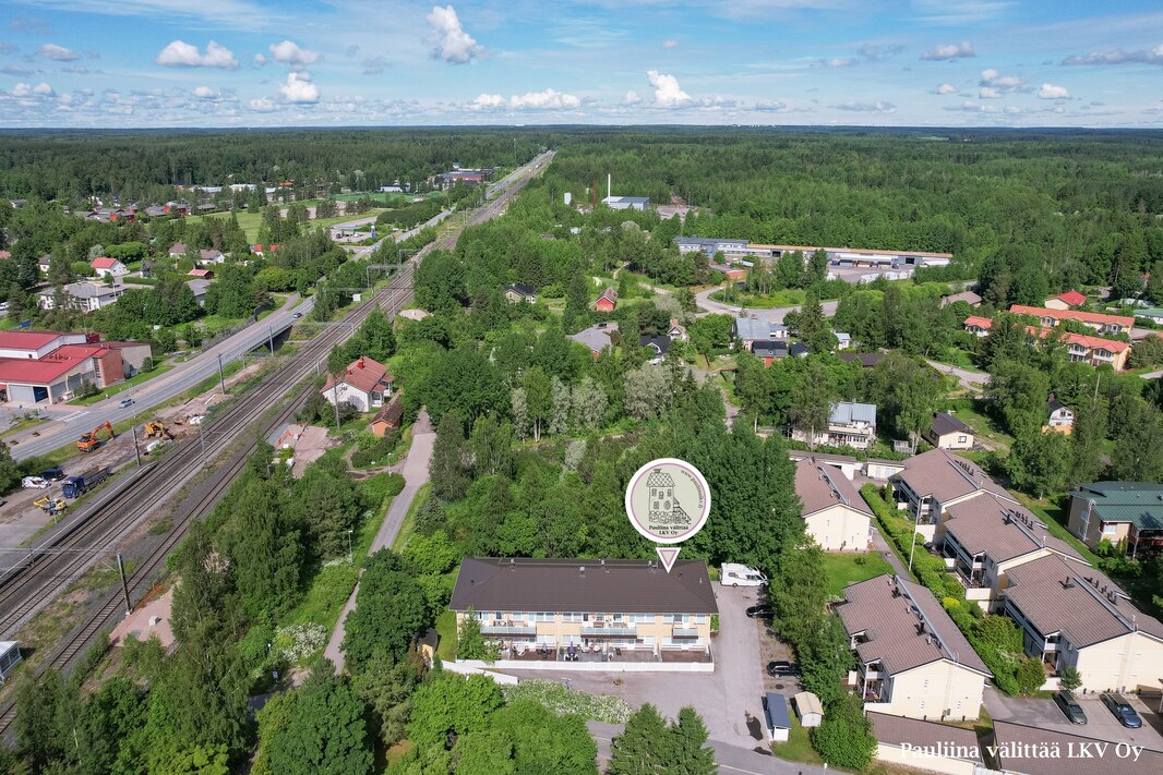 Juna- asema (HSL) kävellen n. 150 m.