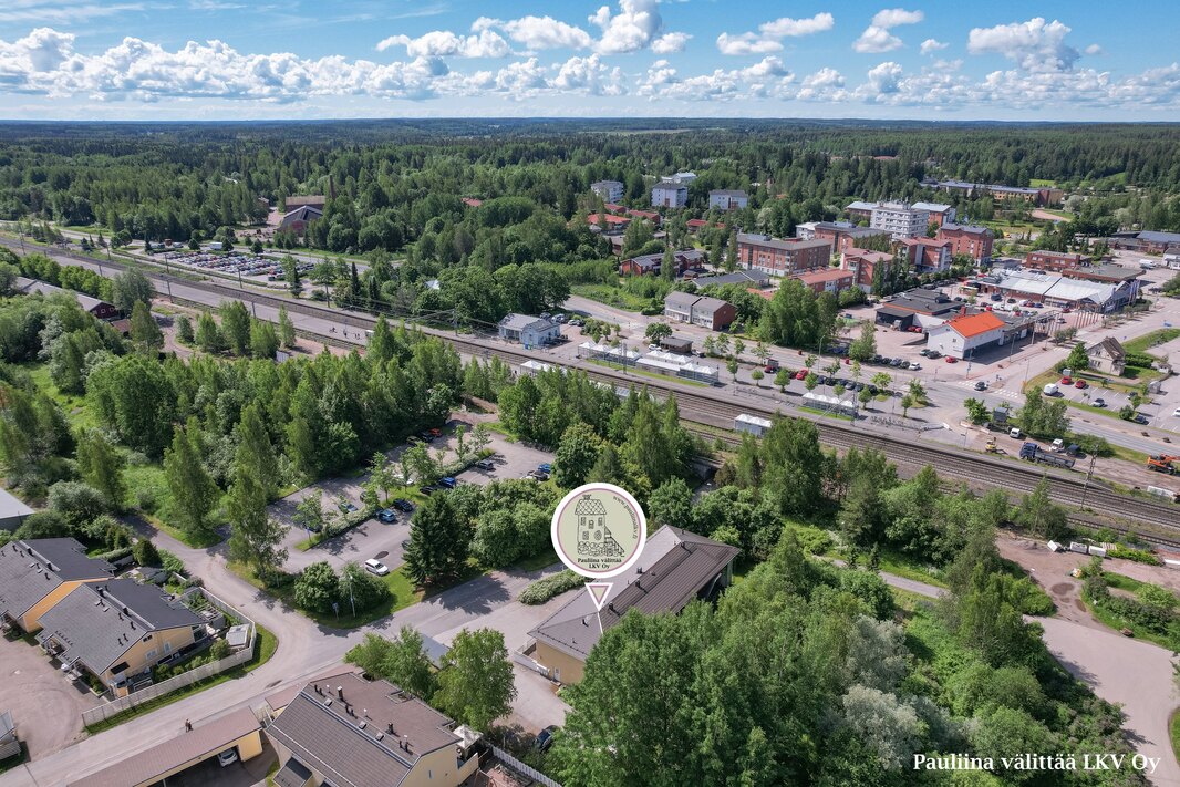Jokelan keskustan palvelut kävellen n. 300-400 m.
