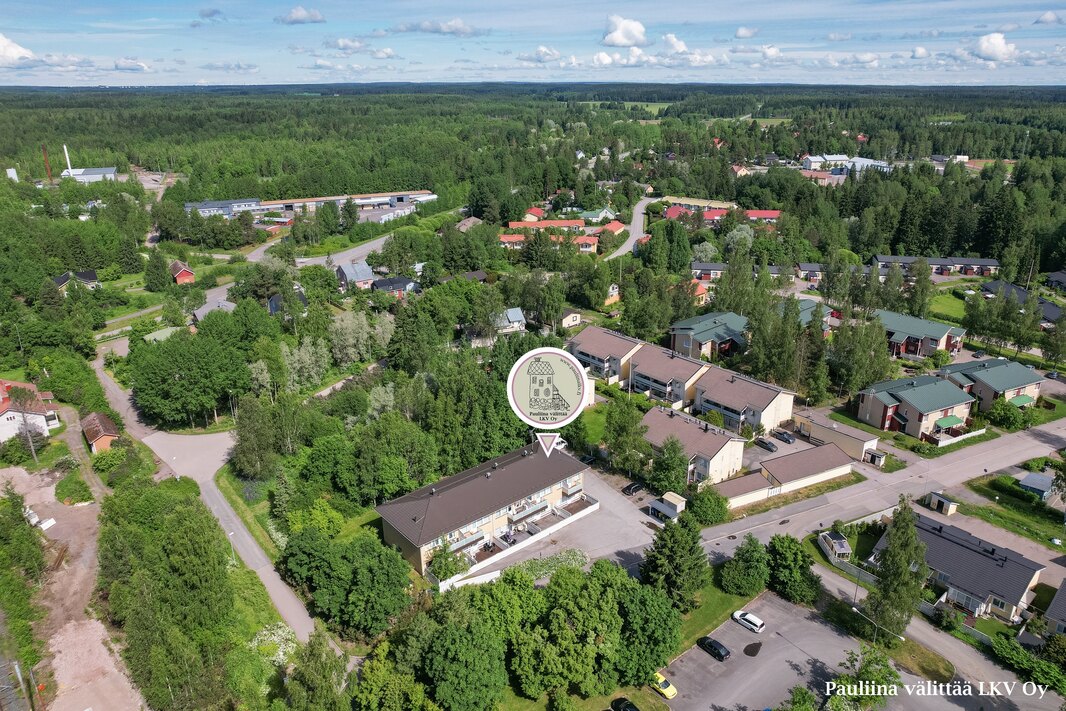Lepolan urheilukeskus n. 900 m, Kolsan tekonurmi n. 1 km, Notkopuiston aktiviteetit n. 750 m. 