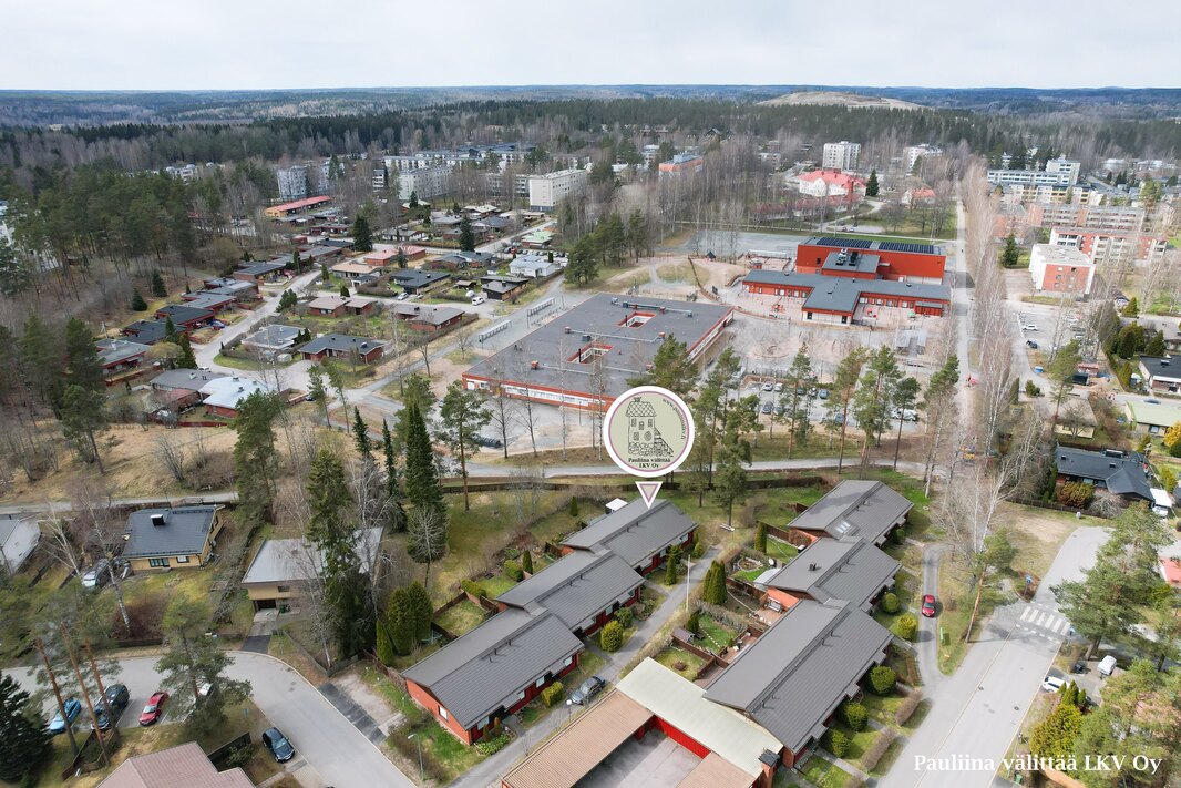 Päiväkoti ja alakoulu n. 350 m, Pohjoispuiston yläkoulu n. 1,6 km.