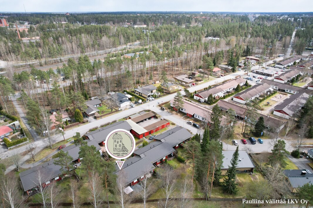 Lähin bussipysäkki n. 500 m, juna-asema n. 1,9 km.