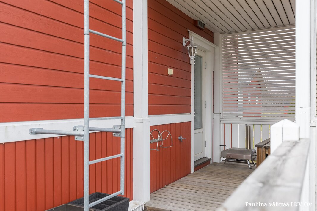 Kodinhoitohuoneen viereinen terassi.