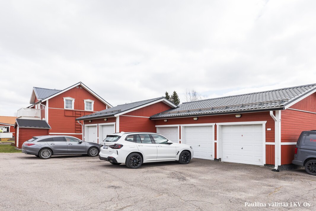Lämmin autotalli kuuluu kauppahintaan.