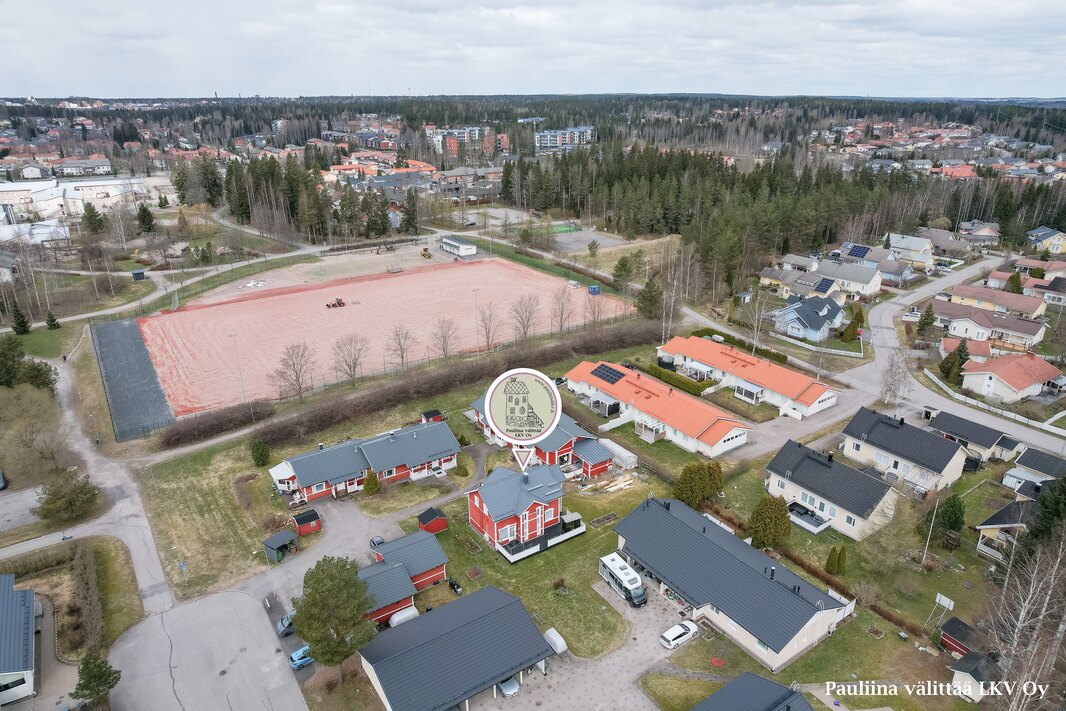 Hyvinkään keskustan palvelut ja juna-asema n. 3 km.
