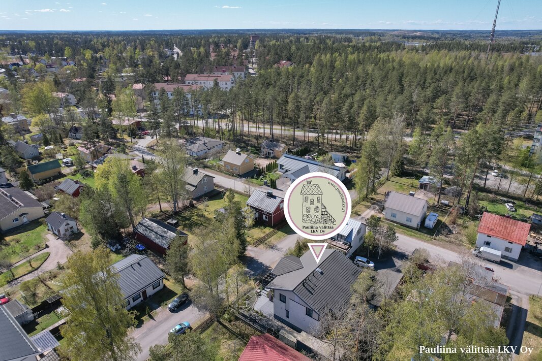 Lähin bussipysäkki n. 190 m, juna-asema n. 1,9 km, Hämeenlinnan moottoritielle n. 6 km. 