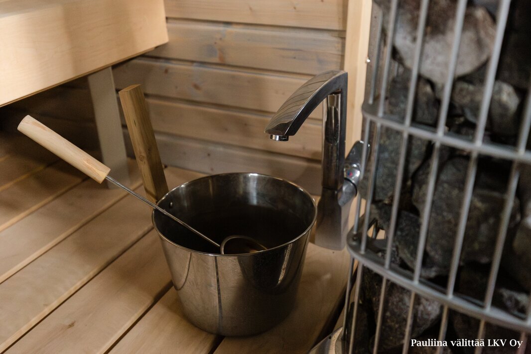 Saunassa on vesipiste löyly- ja pesuvesien ottamiseen.