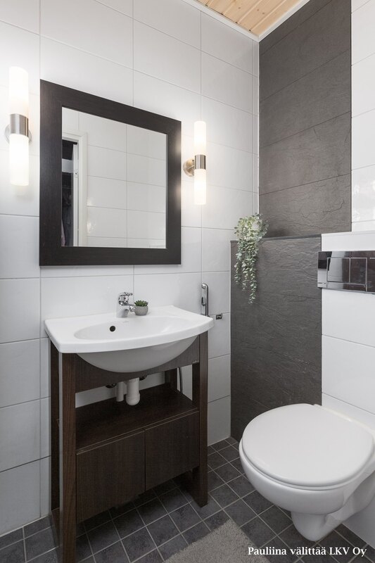 Makuuhuoneen yhteydessä oleva wc. 