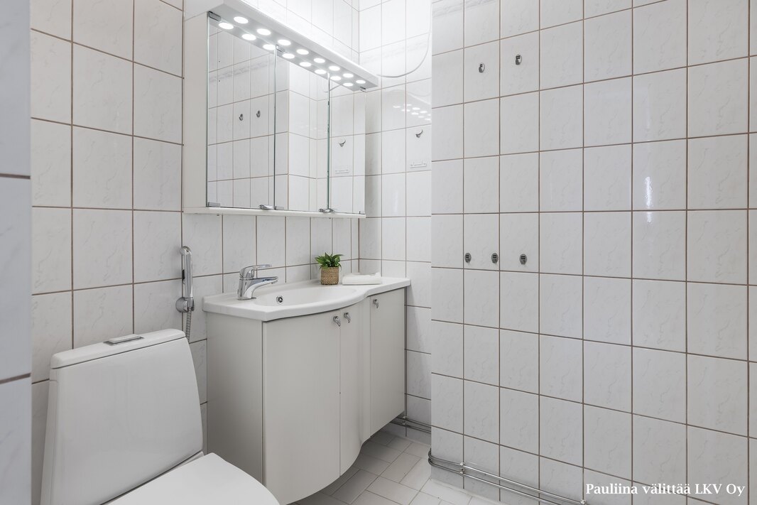 Yläkerran wc, ei ole käytetty suihkutilana yli 10 vuoteen.