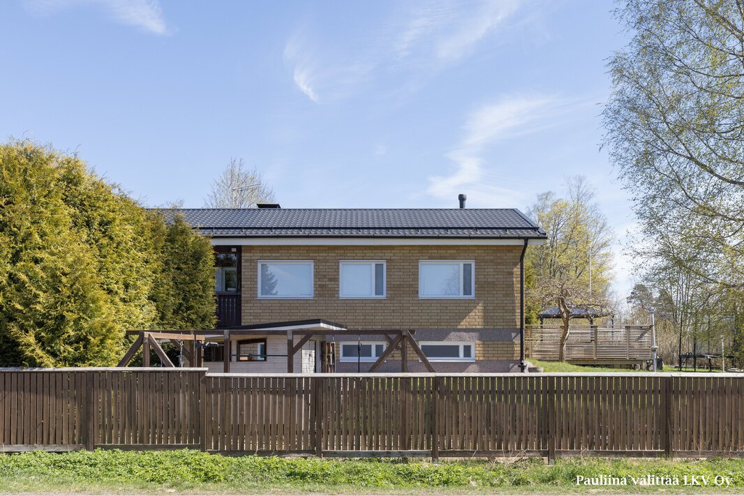 Piha on pääosin aidattu, turvallinen pienten lasten ja lemmikkien kanssa.