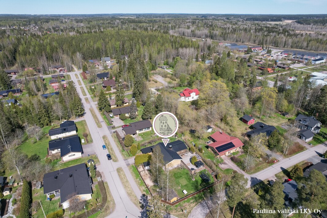 Kolsan päiväkoti ja alakoulu n. 400 m, yläkoulu ja lukio n. 1 km.