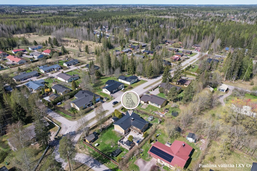 Hämeenlinnan moottoritielle n. 10 min, Hki-Vantaan lentokentälle n. 30 min.