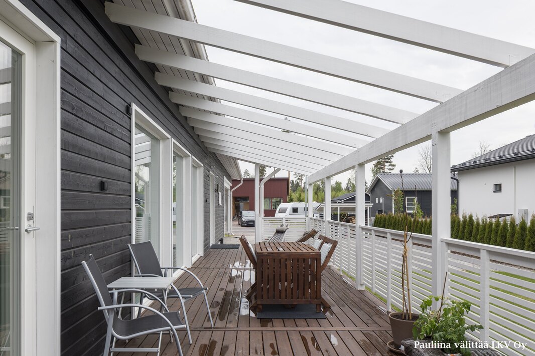 Terassipergola keittiön oven suunnasta kuvattuna.