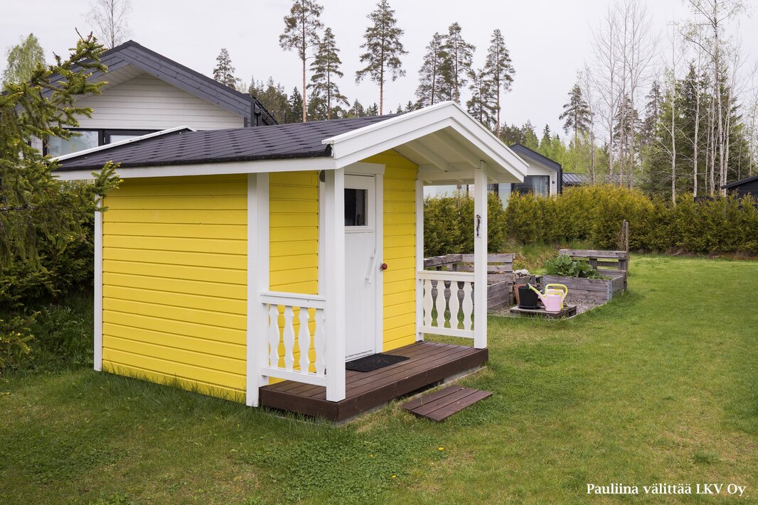 Leikkimökki kuuluu kaupppaan.