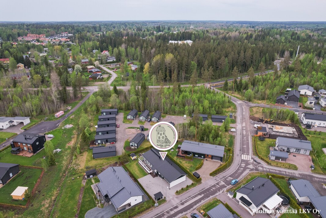 Lähin päiväkoti ja alakoulu on alle kilometrin säteellä. Yläkoulu ja lukio n. 1,5 km.