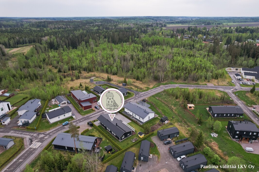 Jokelan keskustan palvelut ja juna-asema (HSL) n. 1,7 km. Autolla lentokentälle n. 30 min.