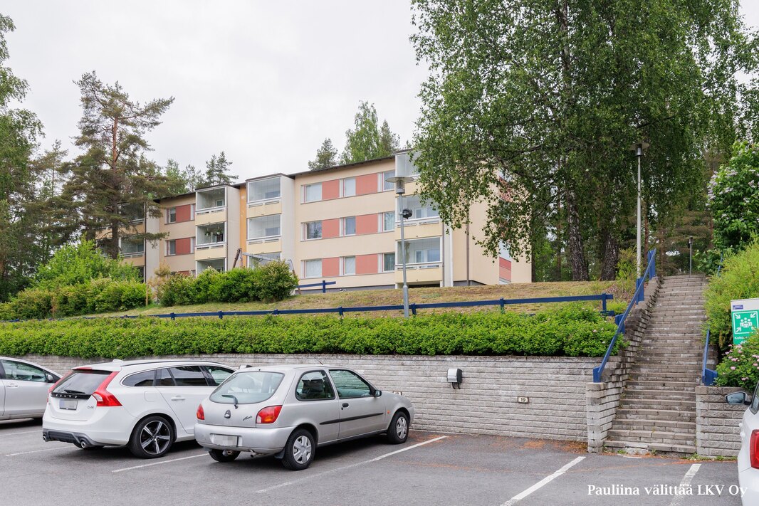 Hämeenlinnan moottoritielle n. 1,7 km, Hyvinkään sairaala n. 3 km. 