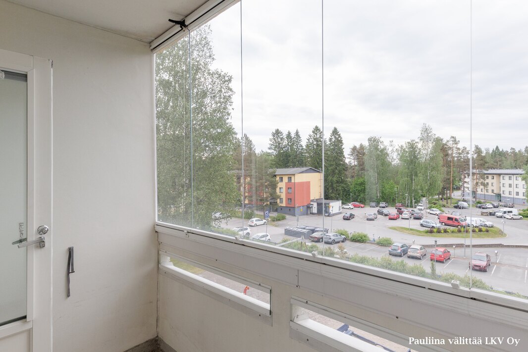 Lasitettu parveke on kaakon suuntaan.