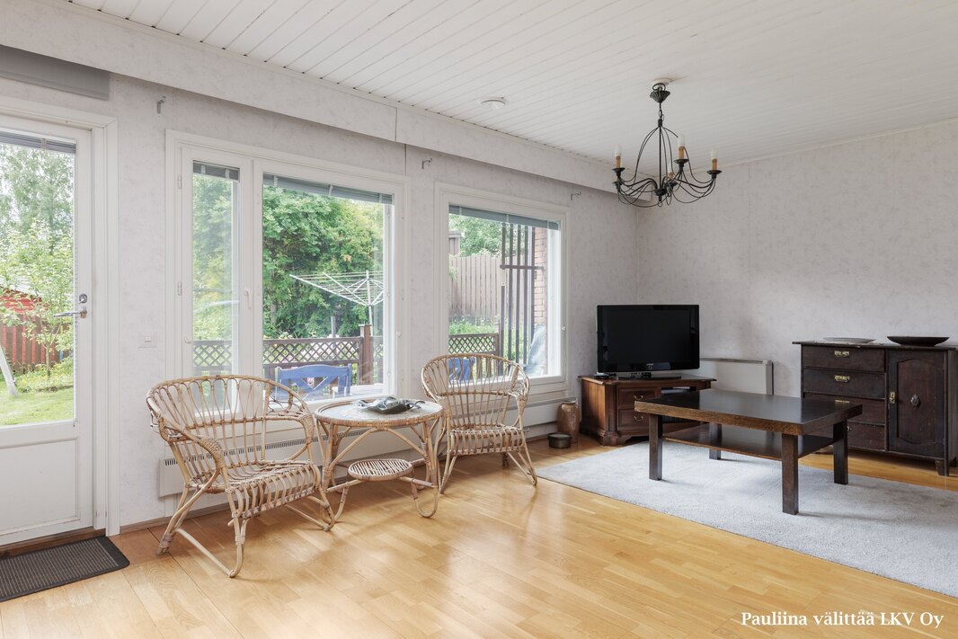 Olohuoneen ikkunat on puutarhapihan suuntaan.