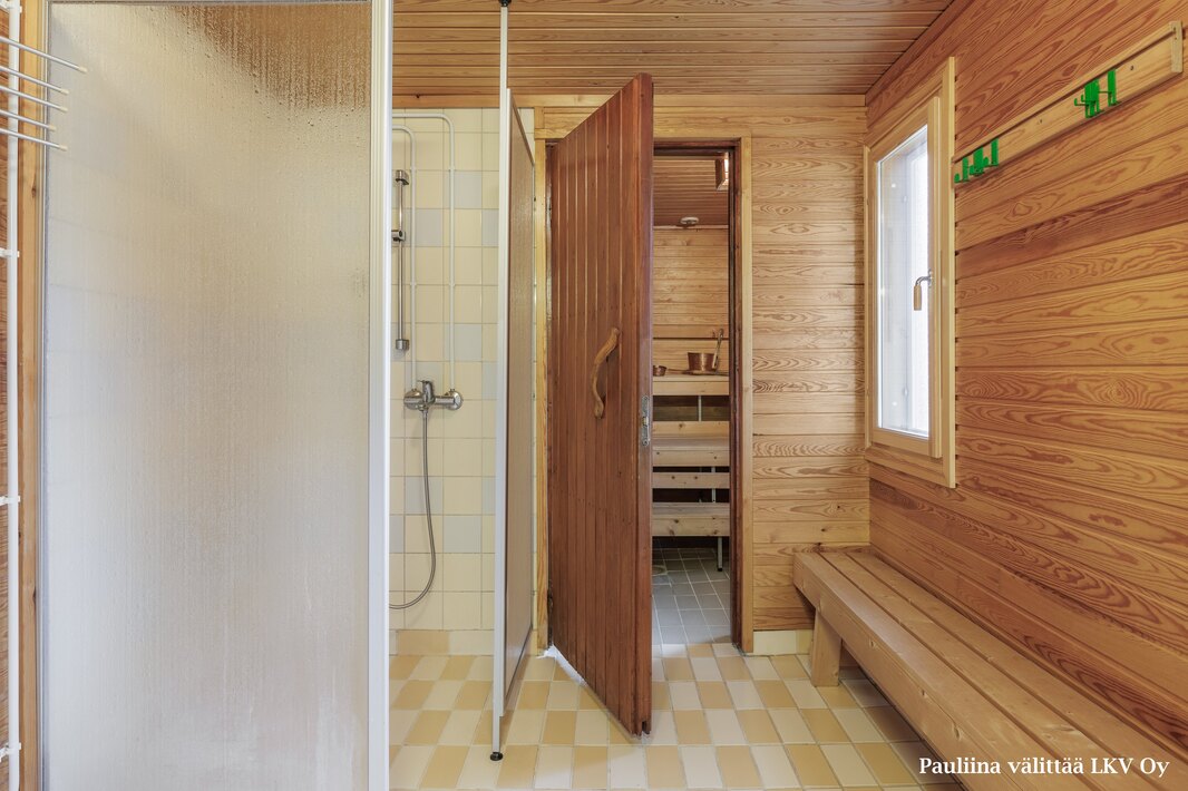 Kylpyhuone ja sauna on remontoitu v. 1990, kuntotarkastuksessa ei havaittu kohonneita kosteusarvoja.