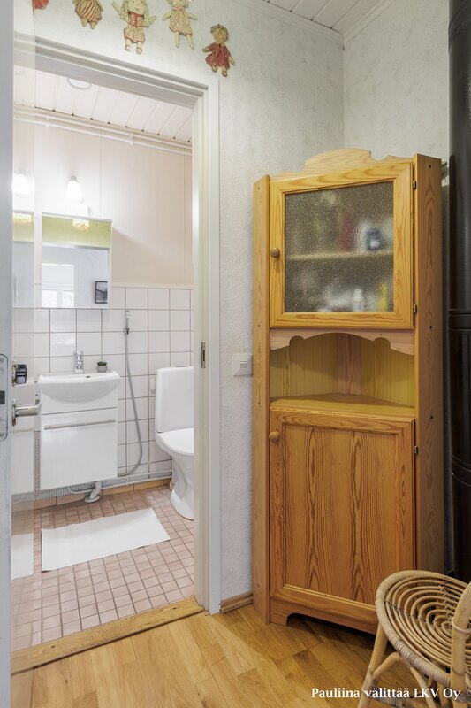 Ennen wc:tä on pieni säilytystila, vaikka kaapistolle tai naulakolle.