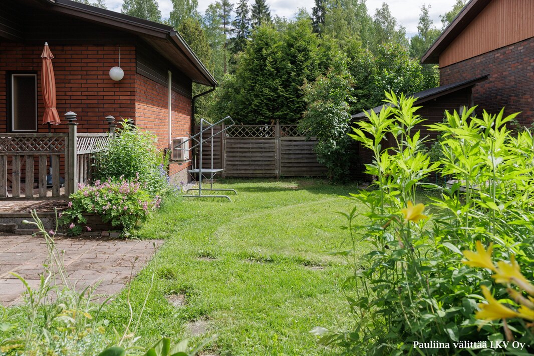 Pihapäädyn aidassa on portti, josta voi tuoda isompia tavaroita tai ajaa vaikka peräkärryn pihalle. 