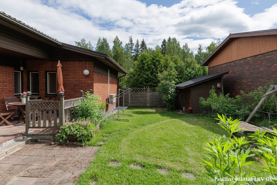 Kylmä pihavarasto, arviolta n. 6 m2.