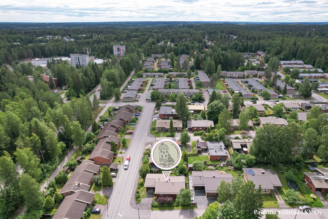 Hakalan K-kauppa ja koulu n. 450 m, Tapanilinnan koulu n. 1,2 km, Kipinä-lukio n. 2,3 km.
