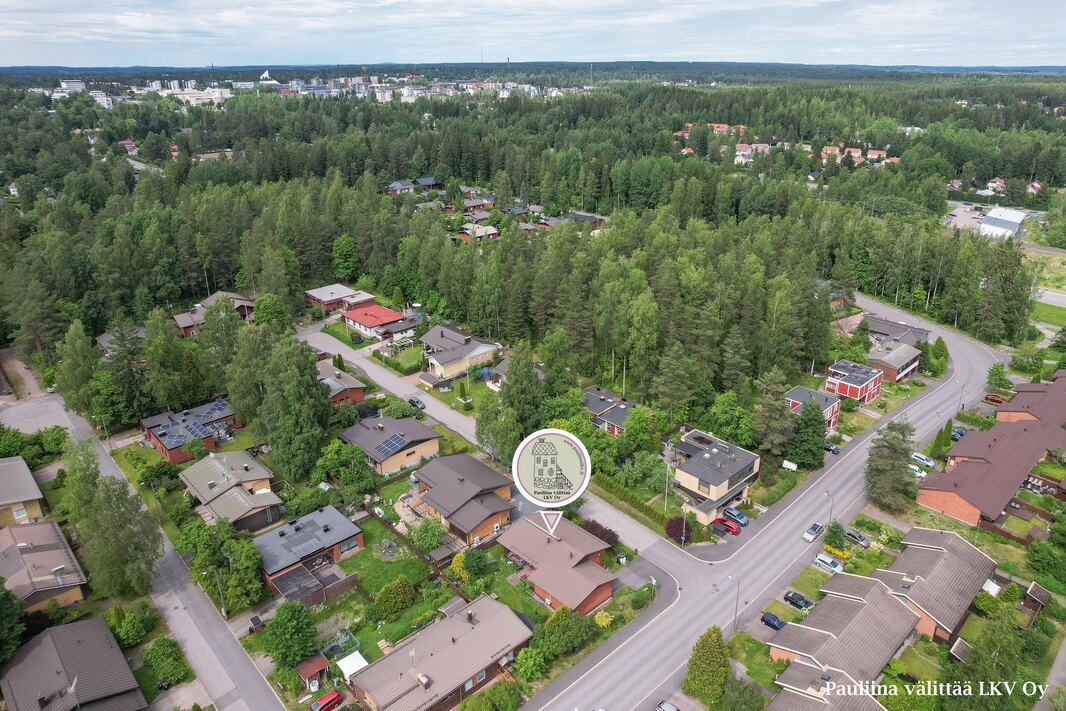 Kauppakeskus Willa ja juna-asema n. 1,8 km.