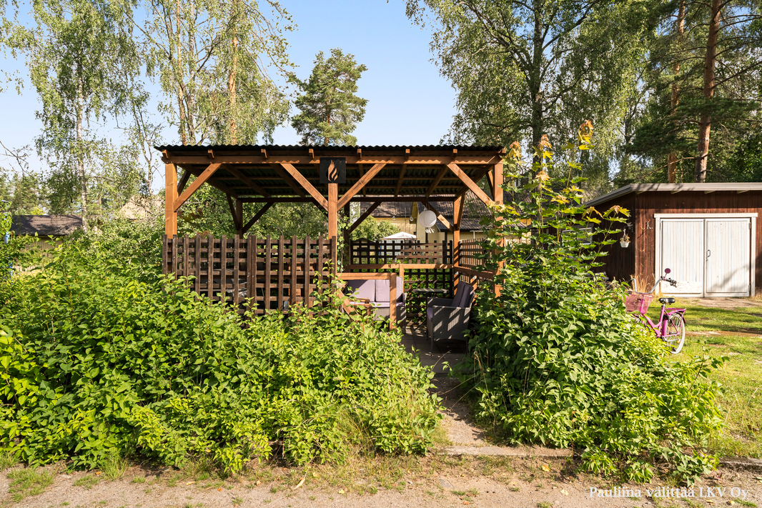 Pihan terassikatos on laatoitettu.