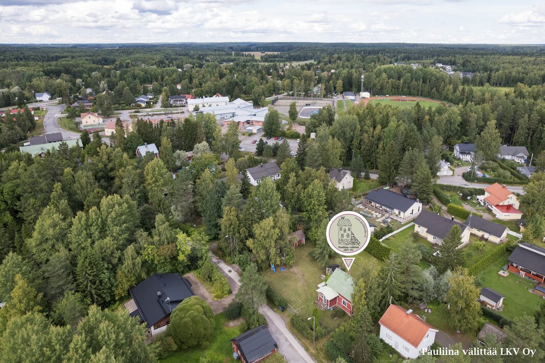 Jokelan juna-asema (HSL) ja keskustan palvelut n. 1 km.