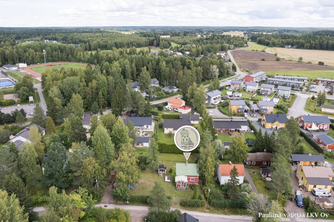 Lähin päiväkoti ja alakoulu n. 350 m, yläkoulu ja lukio n. 1,5 km.