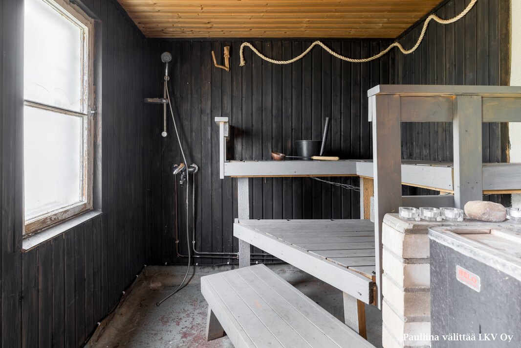 Sauna on talousrakennuksessa.