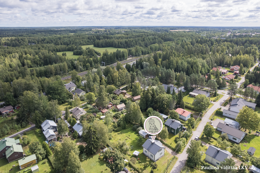 Jokelan keskustan palvelut ja juna-asema (HSL) n. 2 km.