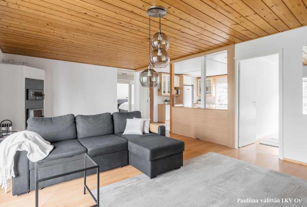 Yksi makuuhuoneista on keittiön oikealla puolella.