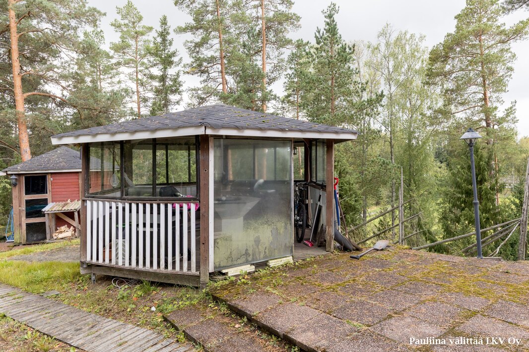 Grillikota, pihasauna ja uima-allas muodostaa viihtyisän keitaan.