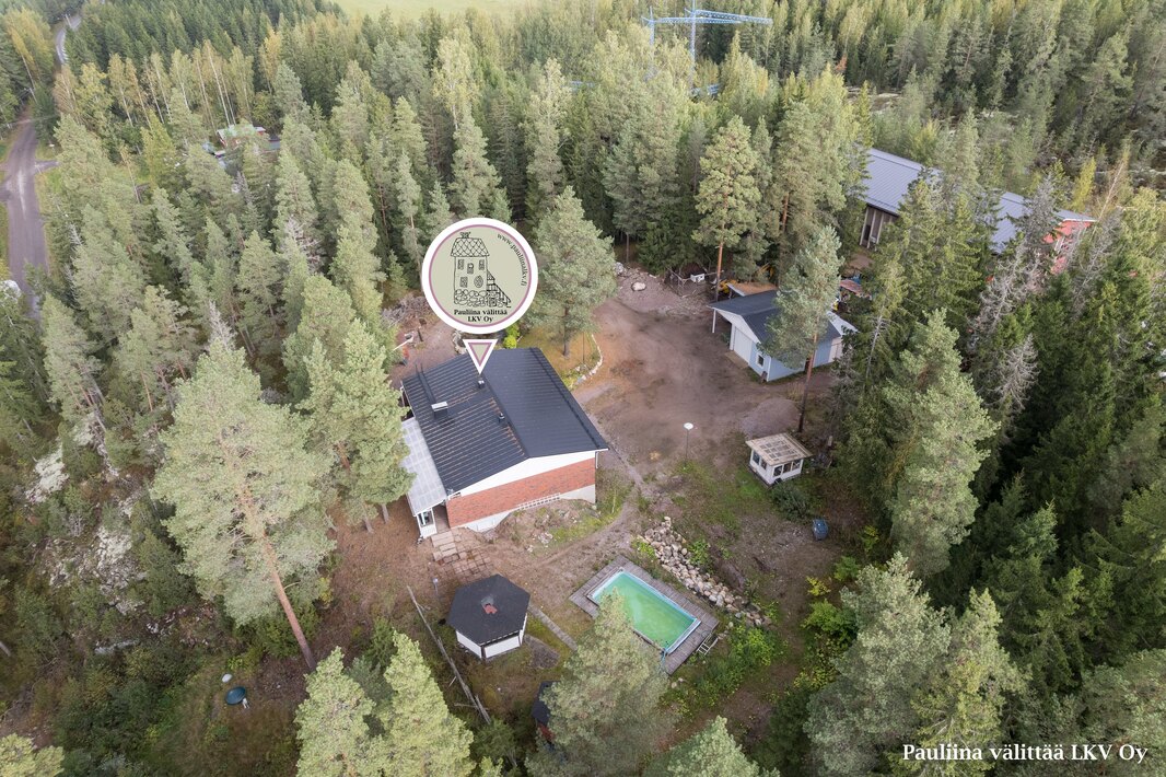 Katto, lämpö- ja käyttövesiputket, patterit ja jätevesijärjestelmä uusittu.