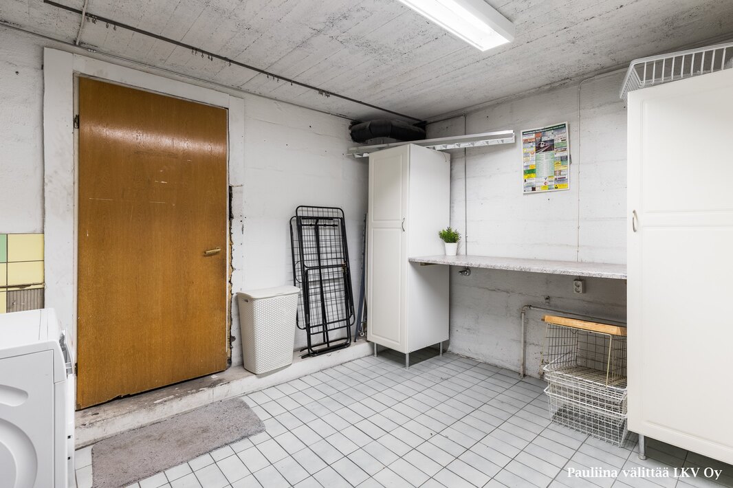 Kodinhoitotilassa on lattiakaivo, pesukoneliitäntä, pöytätaso ja kaappitilaa.