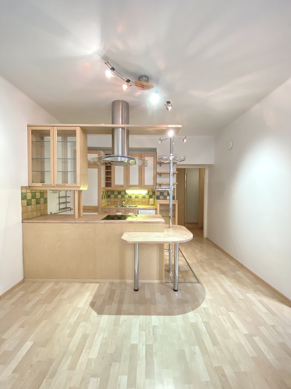 Avokeittiö ja olohuone