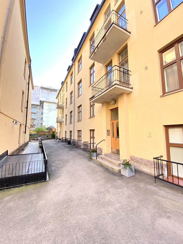 Sisäpiha ja julkisivu