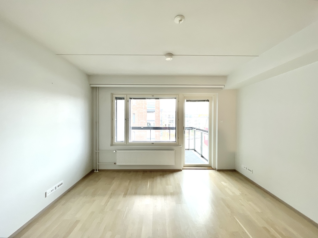 Huone, josta pääsy omalle parvekkeelle.