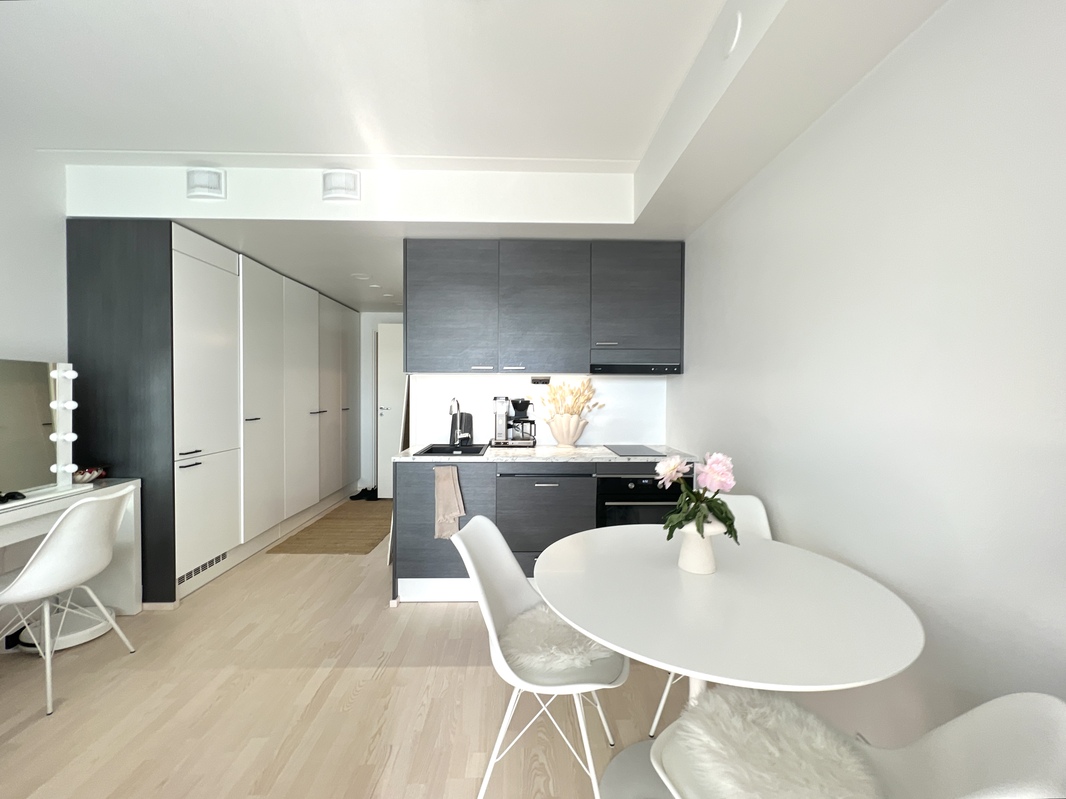 Huone ja avokeittiö