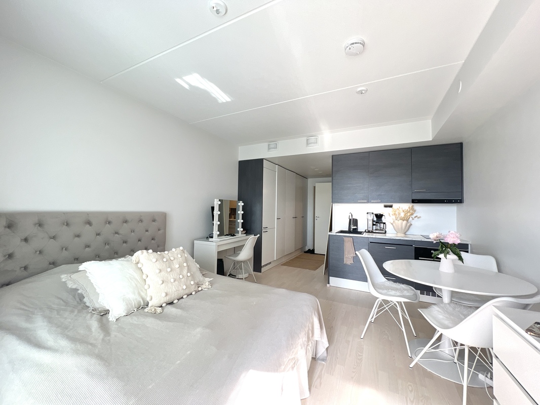 Huone ja avokeittiö