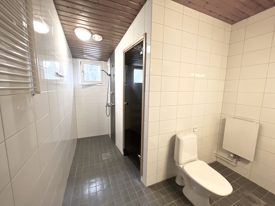 Yläkerran kylpyhuone