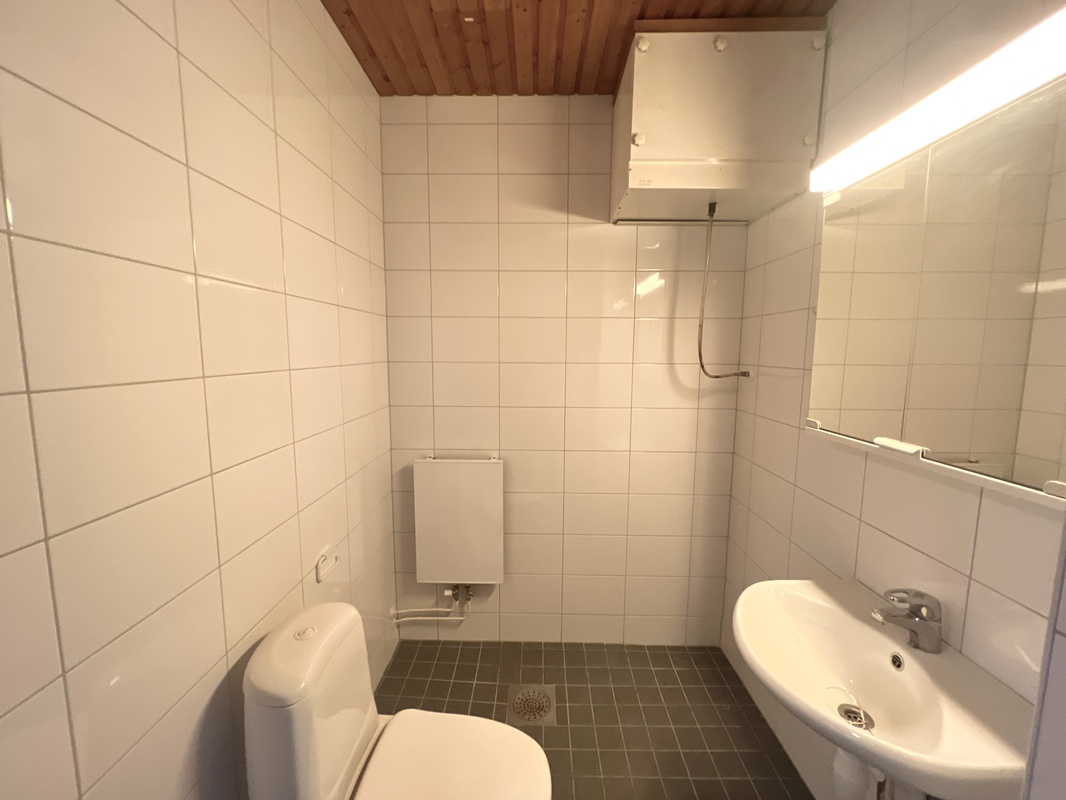 Yläkerran kylpyhuone