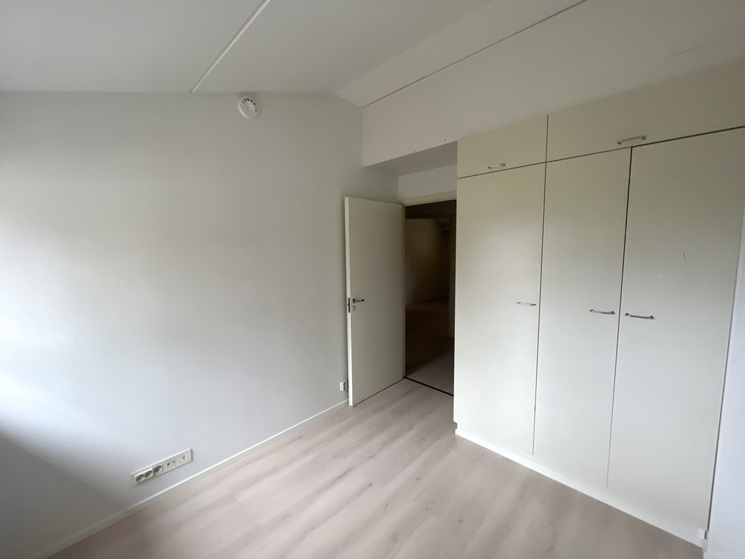 1. makuuhuone yläkerrassa.