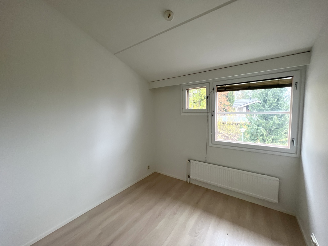 1. makuuhuone yläkerrassa